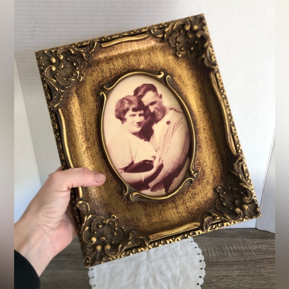 Vtg Gold Ornate Frame with Old Photograph - Picture 11 of 11